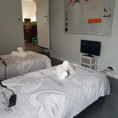 Entre Caen Et La Avec Piscine Bed & Breakfast 3*