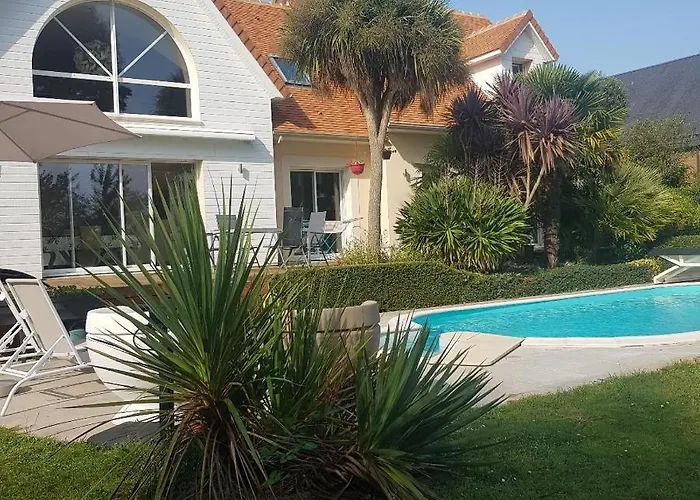 Grande Entre Caen Et La Terrasse Jardin Et Piscine Bed and Breakfast 3*