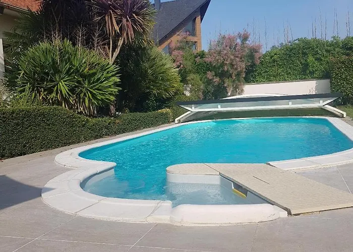 Grande Entre Caen Et La Terrasse Jardin Et Piscine Bed and Breakfast 3*
